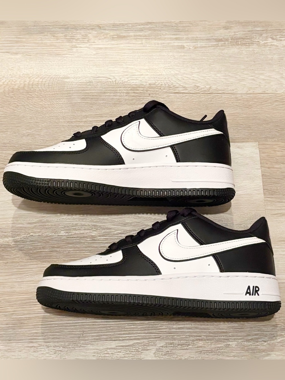 NEW IN BOX NIKE AIR FORCE 1 LV8 2 SNEAKERS